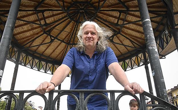 Óscar Terol se ha dejado crecer el pelo y luce ahora una tupida melena que le da un aire de rebelde. 