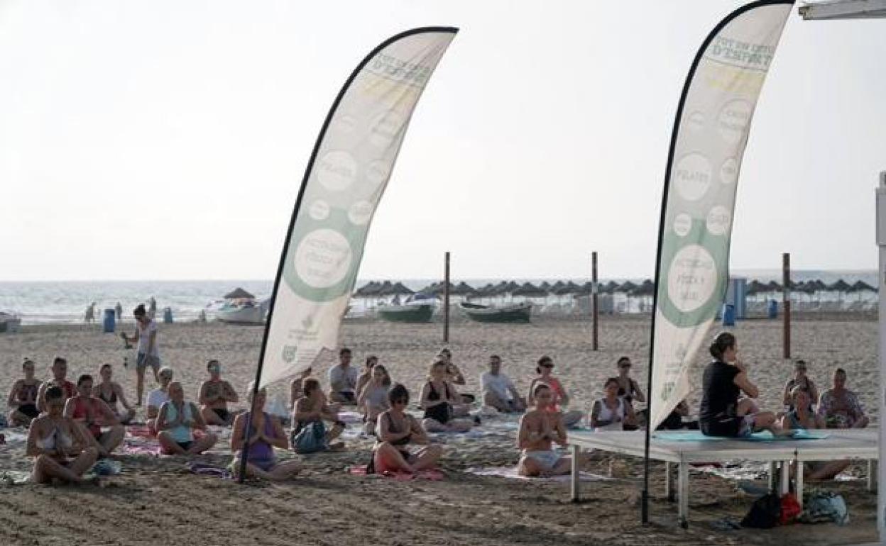 Actividades deportivas en la playa. 