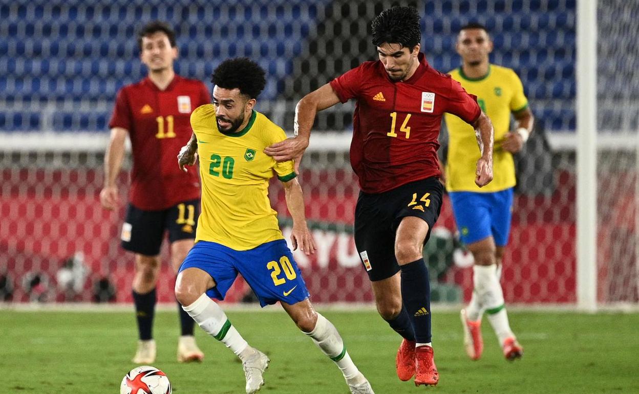 Carlos Soler lucha por el balón durante la final contra Brasil.