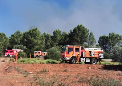 Imagen secundaria 1 - Incendios en Rafelguaraf, Chiva y Gandia | Desalojan una urbanización en Rafelguaraf por un incendio forestal