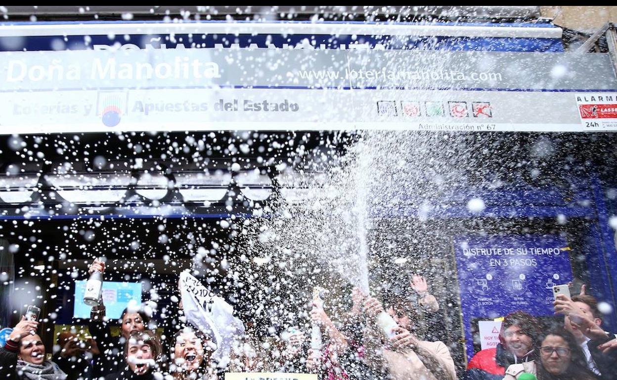 Varias personas celebran el premio en un sorteo anterior. 