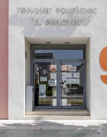 Imagen secundaria 2 - Genovés observa jugar a su hijo José en la casa familiar. 2, vivienda donde nació Paco Cabanes y 3, el trinquet de la Universitat Politècnica, cuya construcción supervisó.