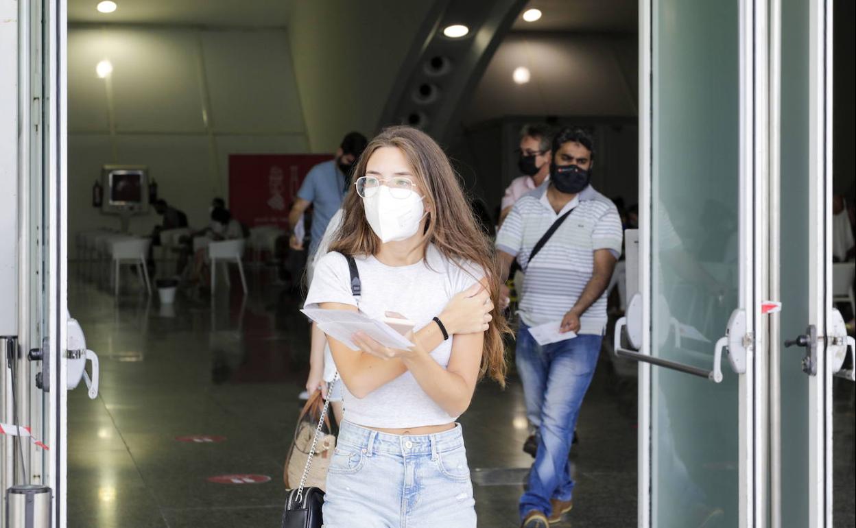 Una joven, tras ser inmunizada en un centro de vacunación valenciano.