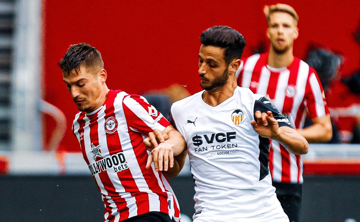 Esquerdo, disputando un balón en el encuentro ante el Brentford