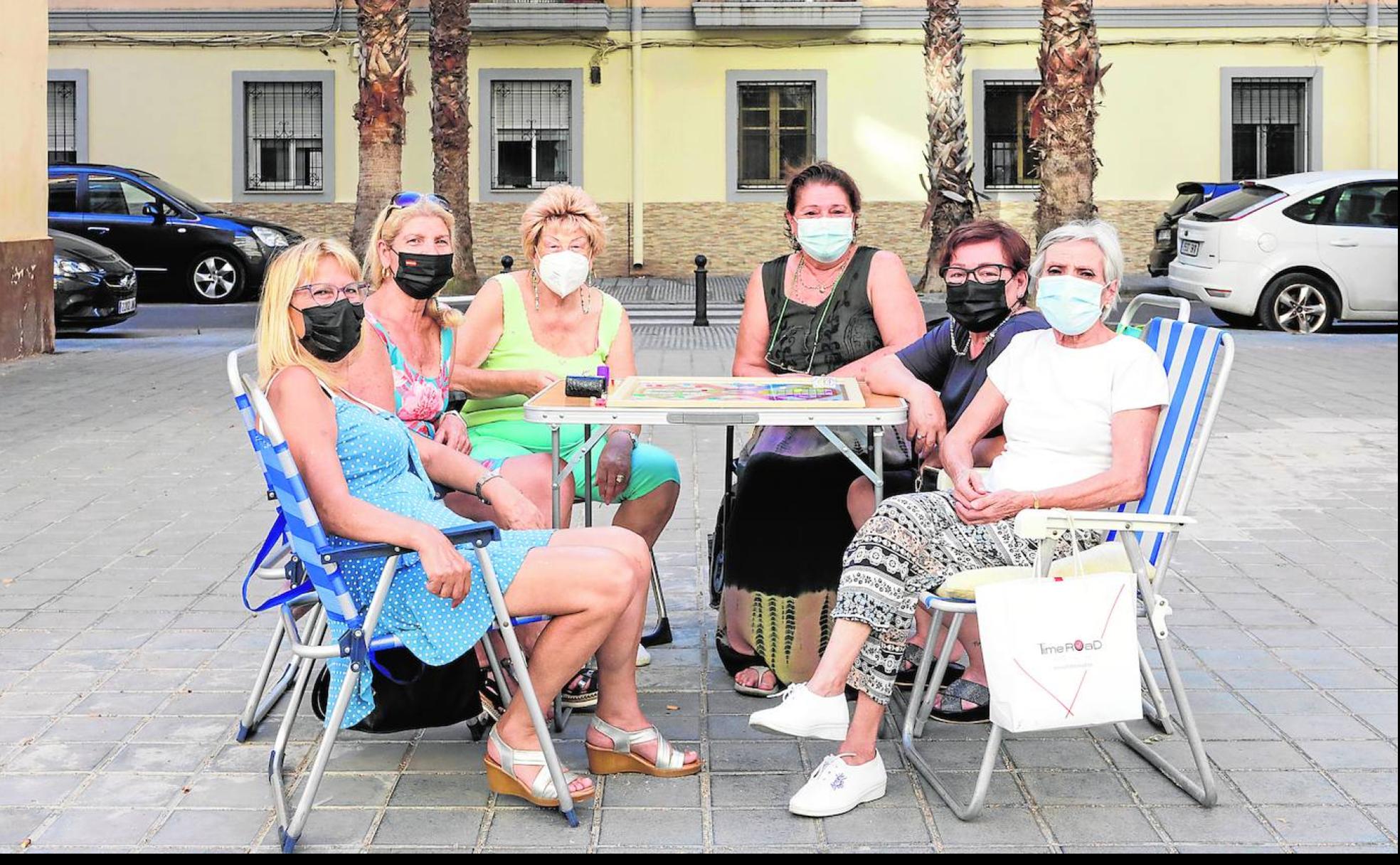 A la fresca. Vecinas de Camins al Grau se reúnen cada tarde en la calle para disfrutar del parchís y otros juegos de mesa. 