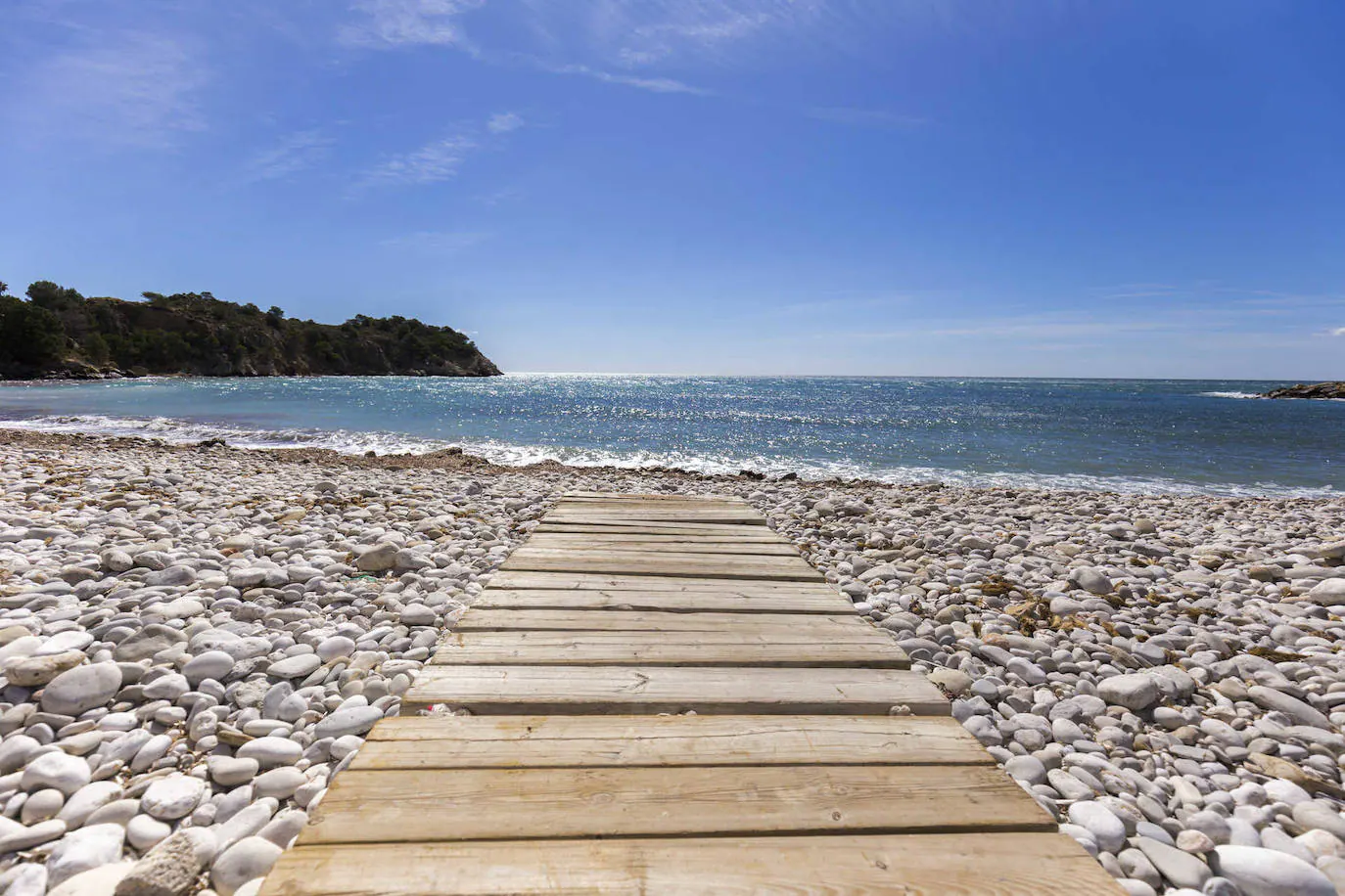 Playa Mascarat es el destino perfecto para aprovechar el sol y el mar este verano.