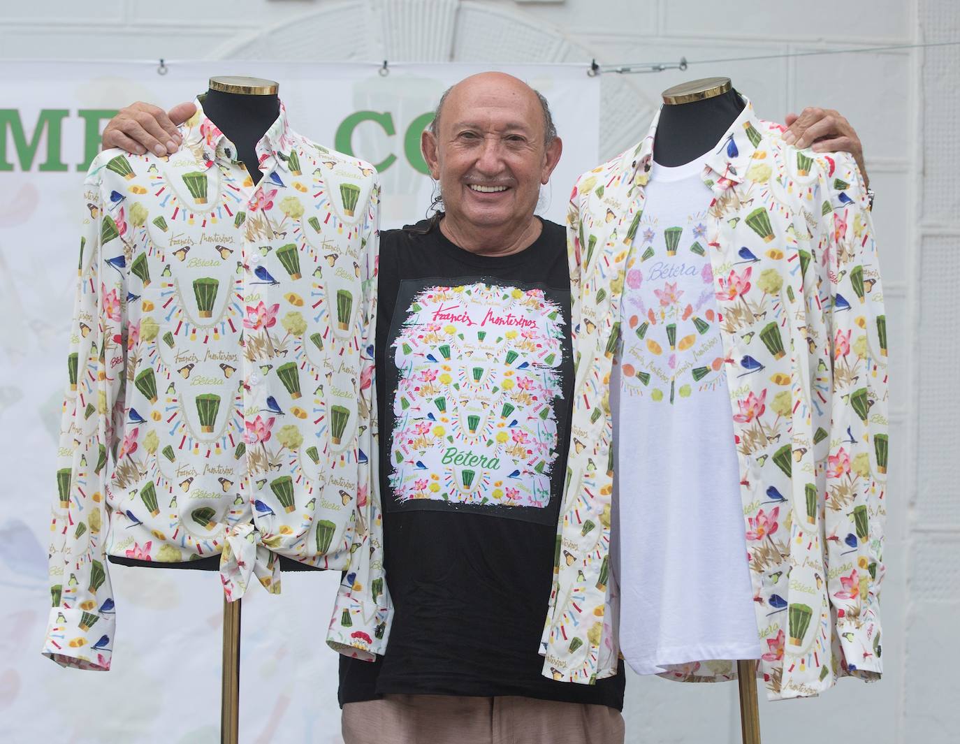 Francis Montesinos con las camisas que ha diseñado para las fiestas de Bétera