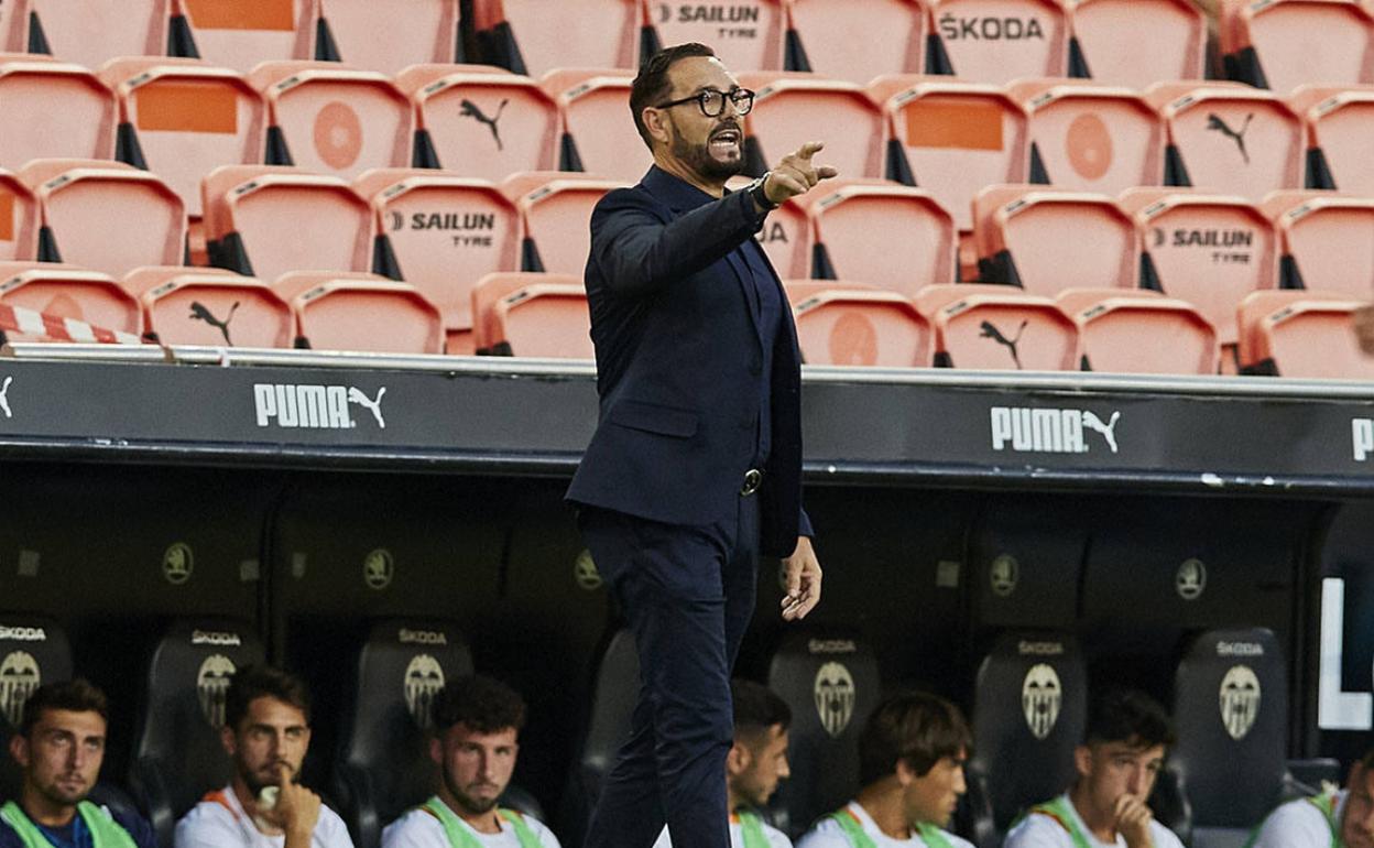 José Bordalás da instrucciones durante el partido ante el Milan del Trofeu Taronja. 