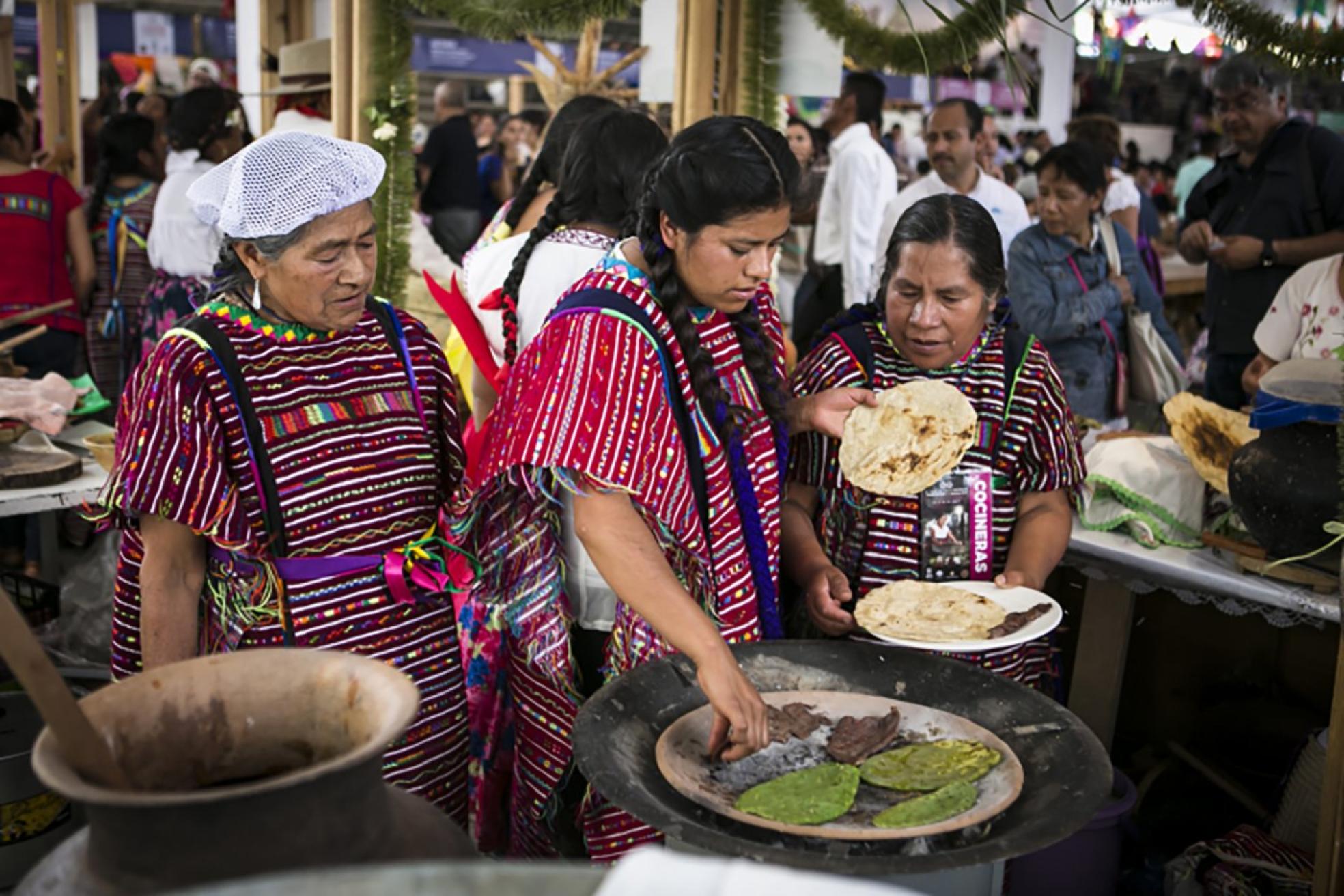 Las Cocineras Tradicionales de Oaxaca recibirán el Premio Guardianas de la Tradición por su defensa de la cocina mexicana. 