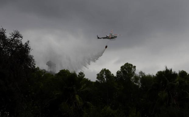 Un helicóptero lanza agua sobre el incendio declarado en Rafelguaraf este sábado. 