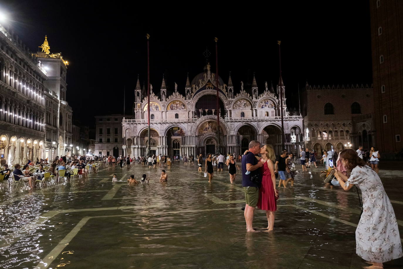 El fenómeno climático 'aqua alta' o marea alta se ha vuelto a producir en Venecia. Un fenómeno que se da cuando la marea sube 90 centímetros sobre el nivel del mar. Con esta es la sexta vez que ocurre en verano, aunque acontece en primavera y otoño. El peor episodio del 'aqua alta' fue en 1966. Las aguas superaron en más de un metro y el 96% de la ciudad quedó inundada.