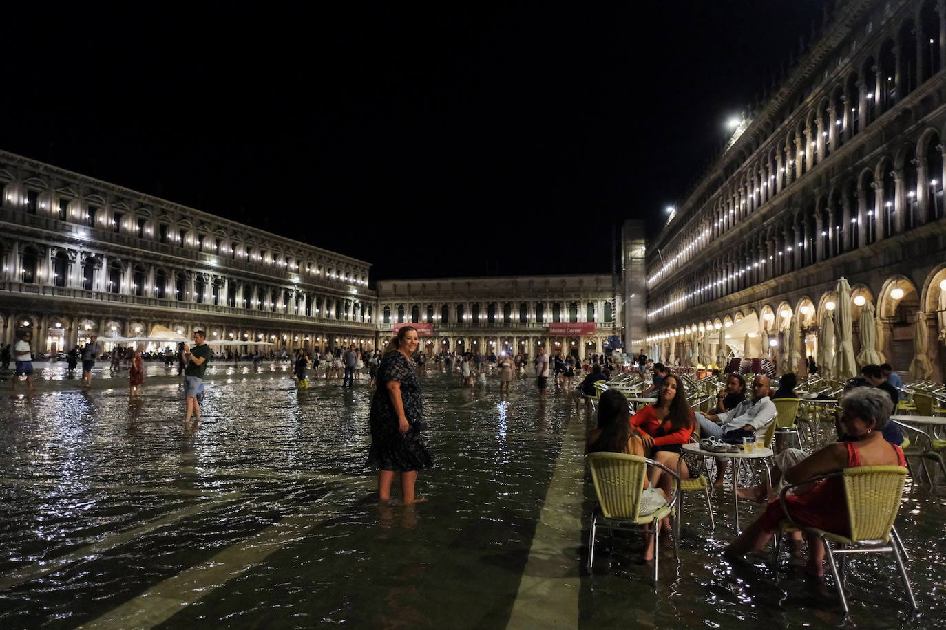 El fenómeno climático 'aqua alta' o marea alta se ha vuelto a producir en Venecia. Un fenómeno que se da cuando la marea sube 90 centímetros sobre el nivel del mar. Con esta es la sexta vez que ocurre en verano, aunque acontece en primavera y otoño. El peor episodio del 'aqua alta' fue en 1966. Las aguas superaron en más de un metro y el 96% de la ciudad quedó inundada.
