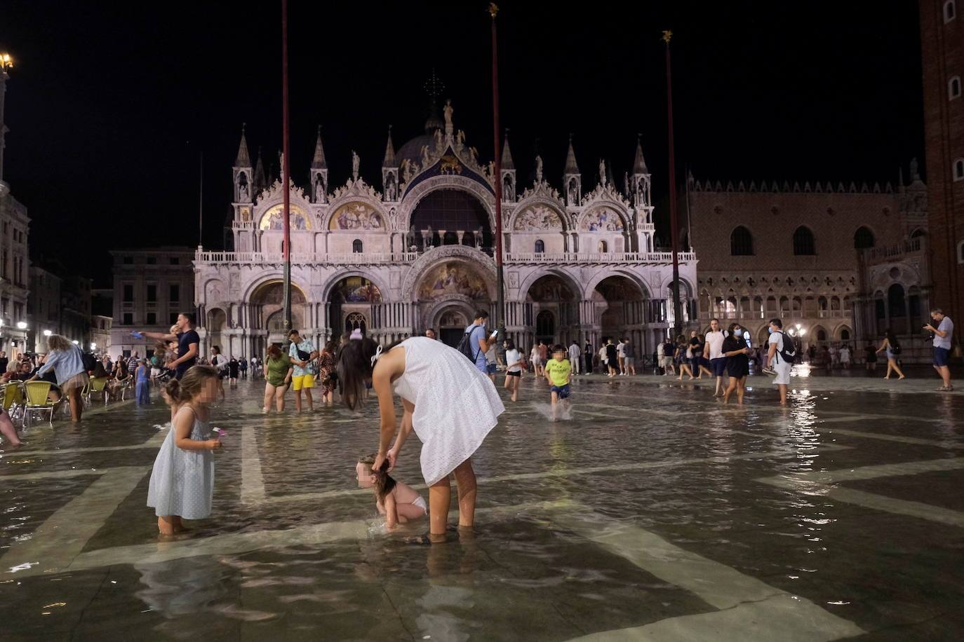 El fenómeno climático 'aqua alta' o marea alta se ha vuelto a producir en Venecia. Un fenómeno que se da cuando la marea sube 90 centímetros sobre el nivel del mar. Con esta es la sexta vez que ocurre en verano, aunque acontece en primavera y otoño. El peor episodio del 'aqua alta' fue en 1966. Las aguas superaron en más de un metro y el 96% de la ciudad quedó inundada.