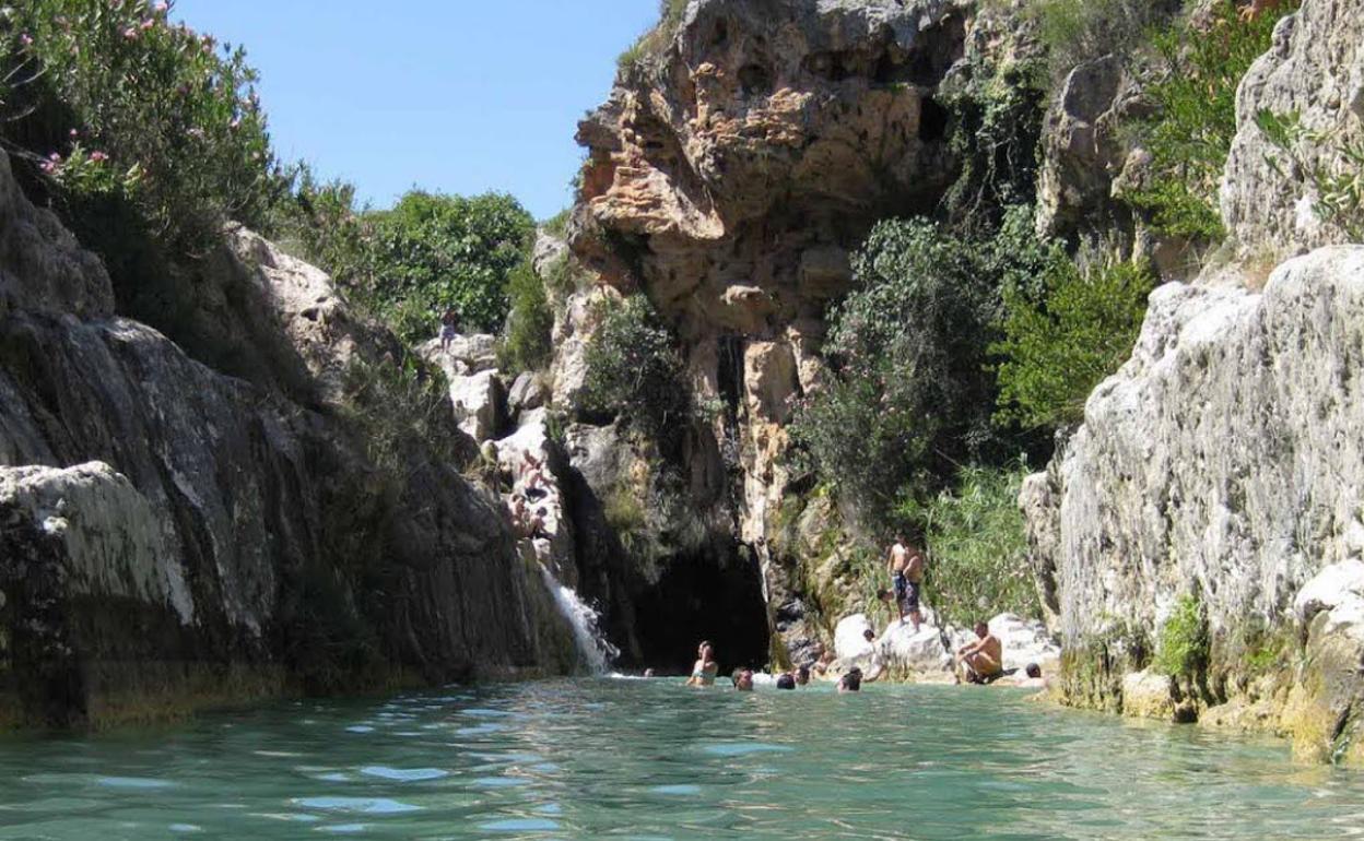 La zona de baño del río Sellent en Bolbaite cuenta con un aforo de 400 personas diarias. 