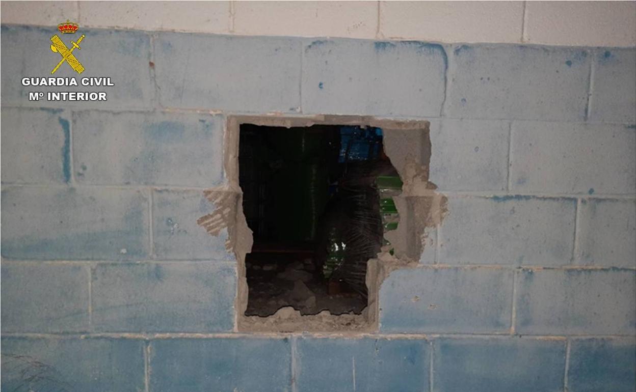 El presunto autor realizó un butrón en la empresa agrícola tras vigilar a la Guardia Civil. 