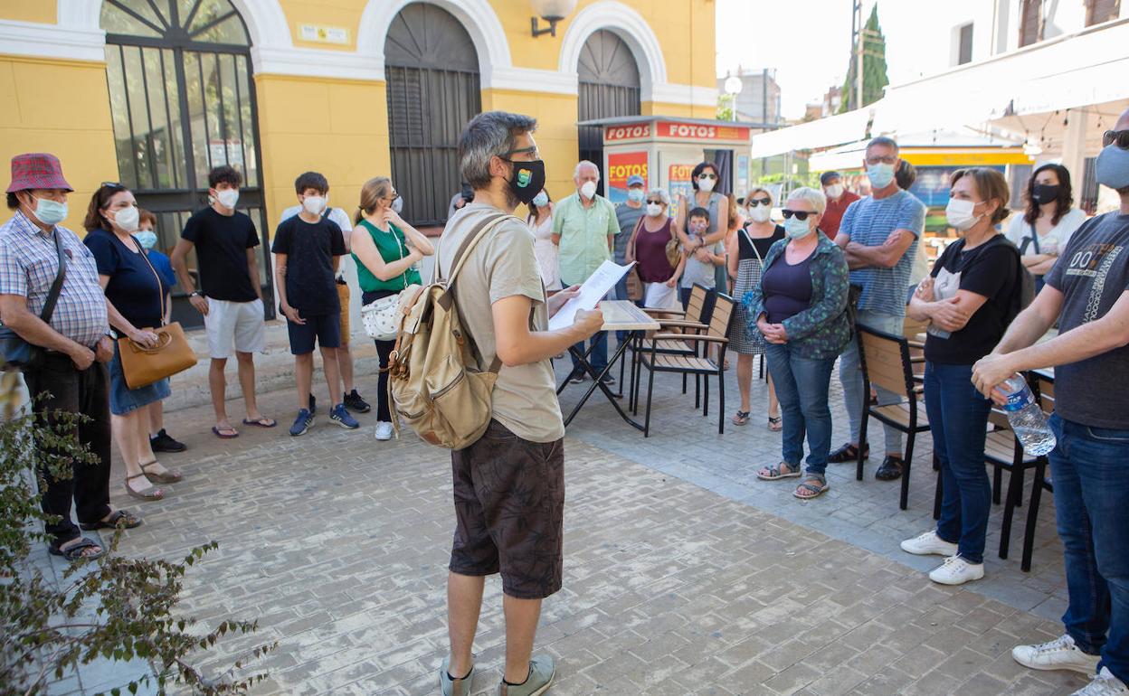 El guía explica el recorrido en la primera de la rutas realizada. 