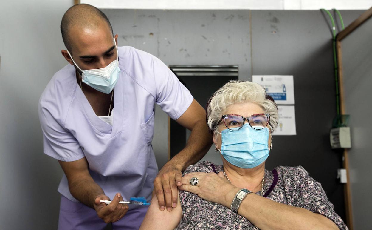 Personal sanitario administra en Requena una de las primeras dosis de Janssen que llegaron a la Comunitat.