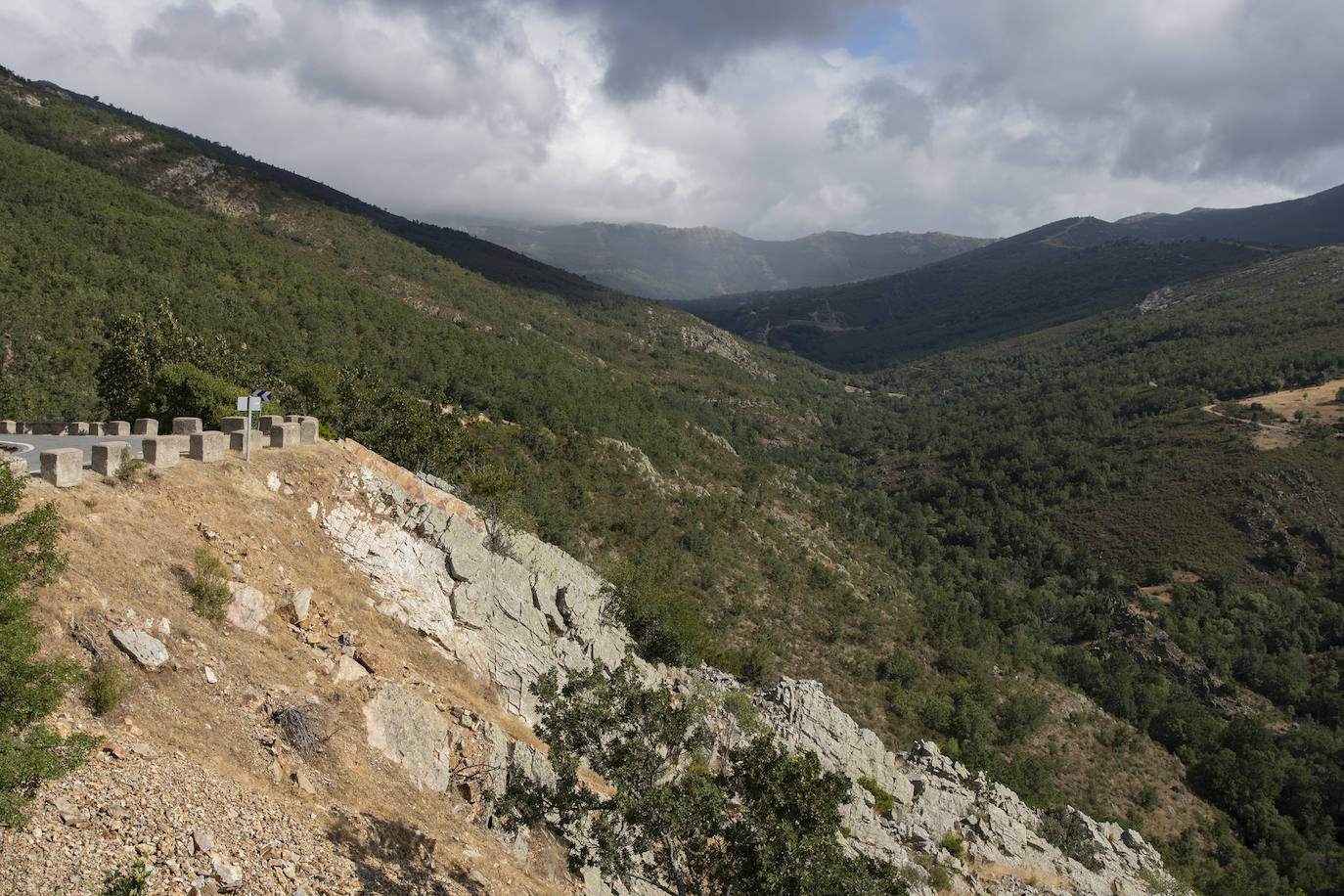 El municipio de Puebla de la Sierra se encuentra dentro de la Sierra del Rincón, catalogada por la UNESCO como Reserva de la Biosfera. El paisaje está dominado por masas boscosas con grandes extensiones de pinares y robledales autóctonos. Además, la riqueza zoológica es considerable. Los orígenes de Puebla de la Sierra comienzan en el siglo XII a raíz de la construcción de varios asentamientos. Tras la Reconquista, la zona se repobló y se erigieron en ella edificios de piedra oscura con detalles de madera, de los cuales permanecen algunos.