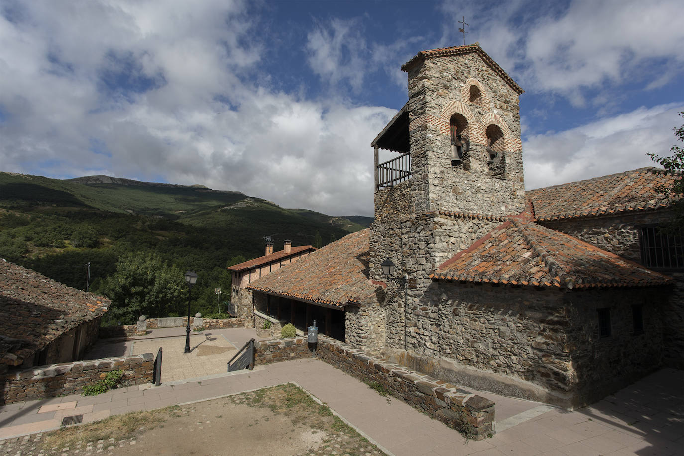 El municipio de Puebla de la Sierra se encuentra dentro de la Sierra del Rincón, catalogada por la UNESCO como Reserva de la Biosfera. El paisaje está dominado por masas boscosas con grandes extensiones de pinares y robledales autóctonos. Además, la riqueza zoológica es considerable. Los orígenes de Puebla de la Sierra comienzan en el siglo XII a raíz de la construcción de varios asentamientos. Tras la Reconquista, la zona se repobló y se erigieron en ella edificios de piedra oscura con detalles de madera, de los cuales permanecen algunos.