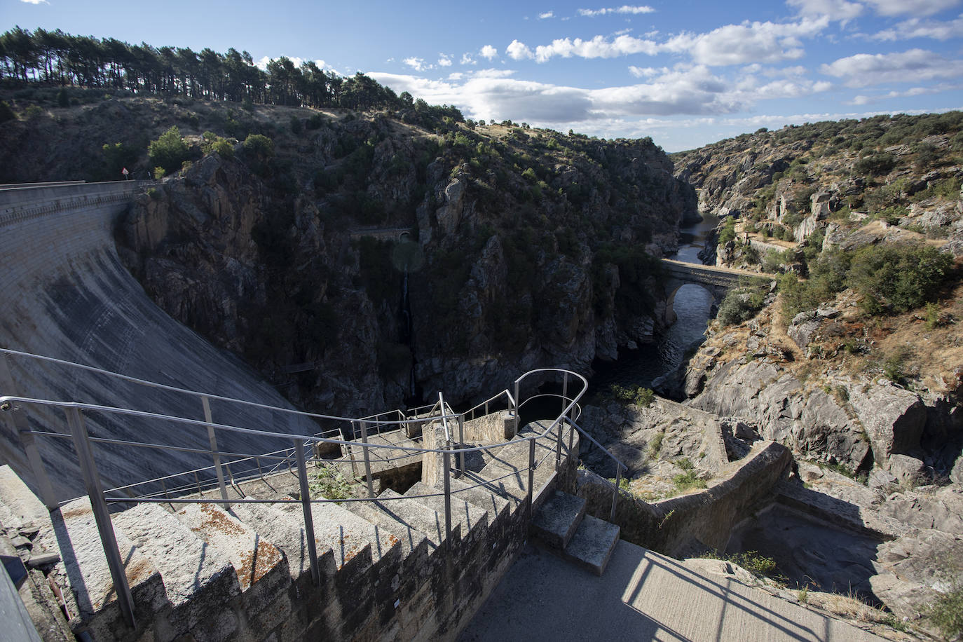 El municipio de Puebla de la Sierra se encuentra dentro de la Sierra del Rincón, catalogada por la UNESCO como Reserva de la Biosfera. El paisaje está dominado por masas boscosas con grandes extensiones de pinares y robledales autóctonos. Además, la riqueza zoológica es considerable. Los orígenes de Puebla de la Sierra comienzan en el siglo XII a raíz de la construcción de varios asentamientos. Tras la Reconquista, la zona se repobló y se erigieron en ella edificios de piedra oscura con detalles de madera, de los cuales permanecen algunos.