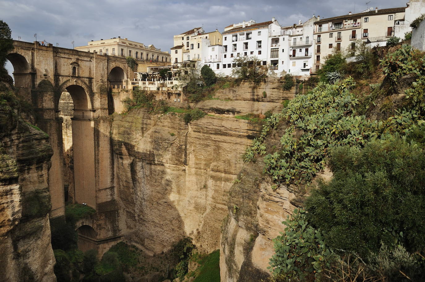 RONDA (MÁLAGA) | Este municipio malagueño, asentado sobre un desfiladero de unos 150 metros de profundidad, ha sido reconocido por numerosas fuentes como uno de los pueblos más bonitos de España. Su casco urbano, declarado Bien de Interés cultural, se encuentra dividido en dos y rodeado de exuberantes valles fluviales.