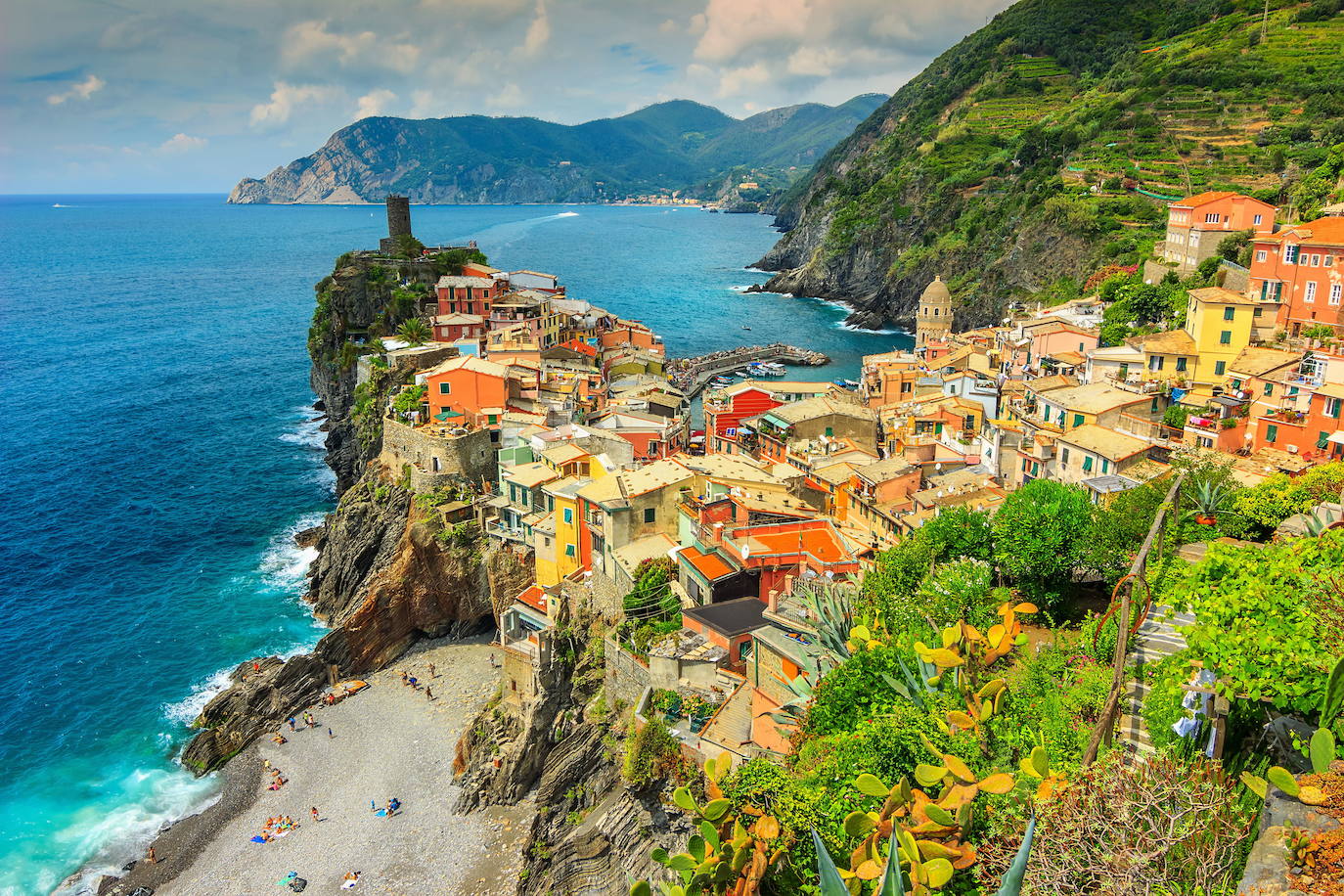 MANAROLA (LIGURIA, ITALIA) | Pequeño pueblo del municipio de Riomaggiore, en la provincia de La Spezia (Liguria, norte de Italia) sobre el Mar de Liguria. Forma parte de un grupo de pueblos costeros muy frecuentados por turistas que recibe el nombre de Cinque Terre nombrados Patrimonio de la Humanidad. Parece ser que Manarola es la más vieja de las ciudades de las Cinque Terre, como atestigua una piedra angular de la iglesia de San Lorenzo que data de 1160. El dialecto local es el manarolese, ligeramente diferente de los dialectos de la zona.