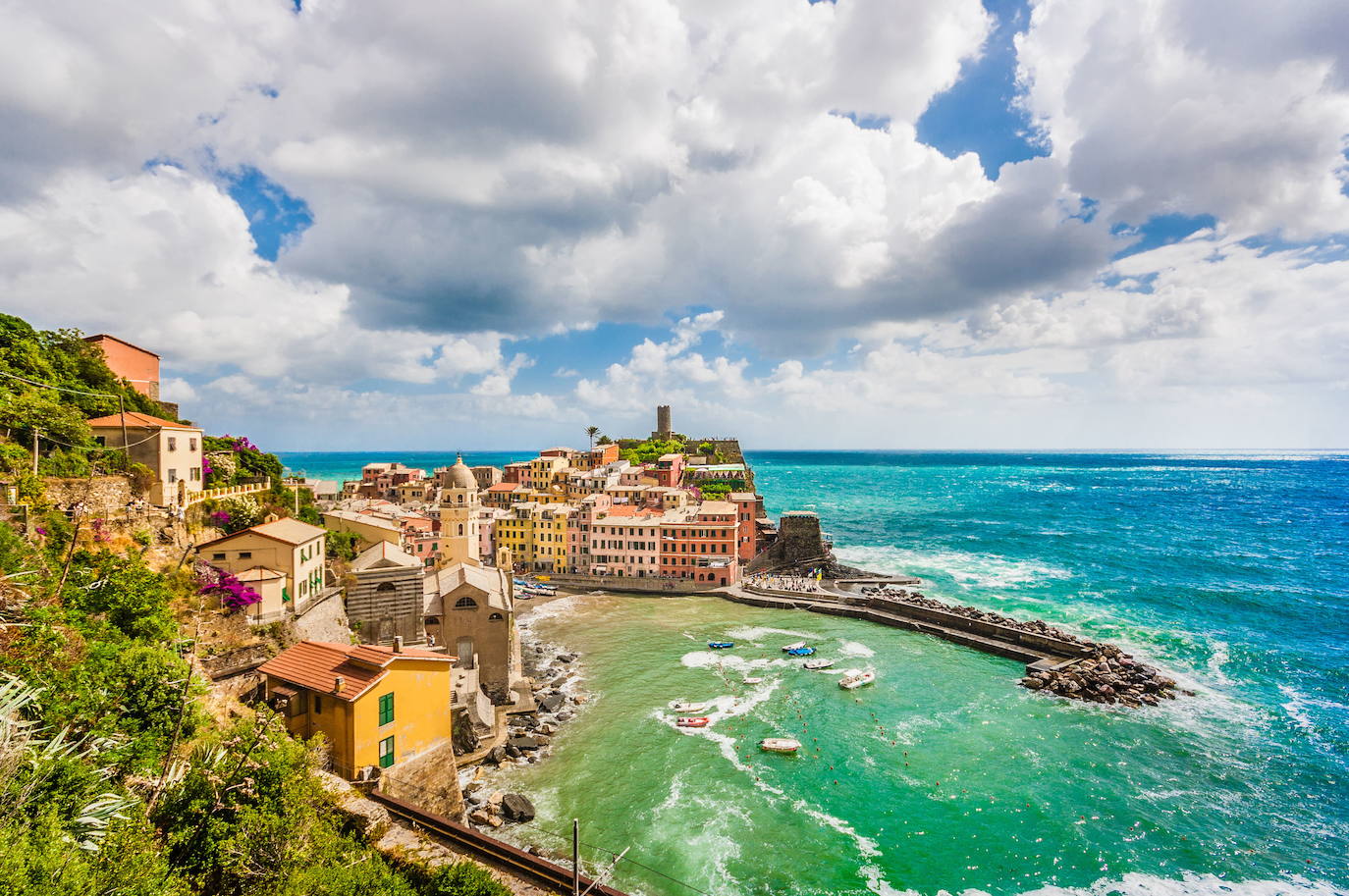 MANAROLA (LIGURIA, ITALIA) | Pequeño pueblo del municipio de Riomaggiore, en la provincia de La Spezia (Liguria, norte de Italia) sobre el Mar de Liguria. Forma parte de un grupo de pueblos costeros muy frecuentados por turistas que recibe el nombre de Cinque Terre nombrados Patrimonio de la Humanidad. Parece ser que Manarola es la más vieja de las ciudades de las Cinque Terre, como atestigua una piedra angular de la iglesia de San Lorenzo que data de 1160. El dialecto local es el manarolese, ligeramente diferente de los dialectos de la zona.