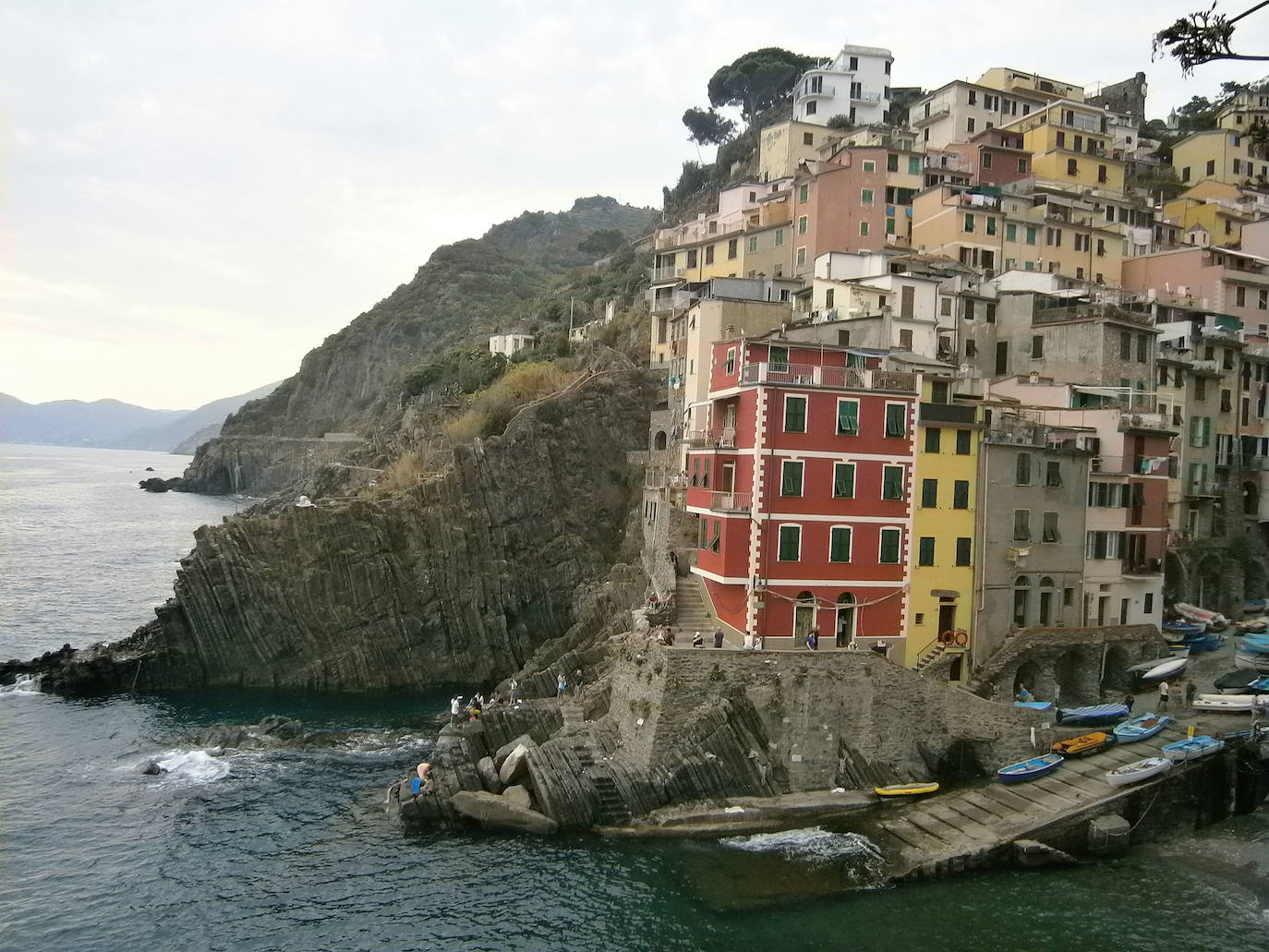 RIOMAGGIORE (LA SPEZIA, LIGURIA) | Municipio italiano de 1.740 habitantes perteneciente a la provincia de La Spezia, en la región de Liguria. Es el más oriental de los cinco pueblos de las Cinque Terre. Ha sido declarado Patrimonio de la Humanidad por la Unesco. Sus casas, pintadas con colores alegres, están dispuestas en dos o tres niveles sobre un acantilado.