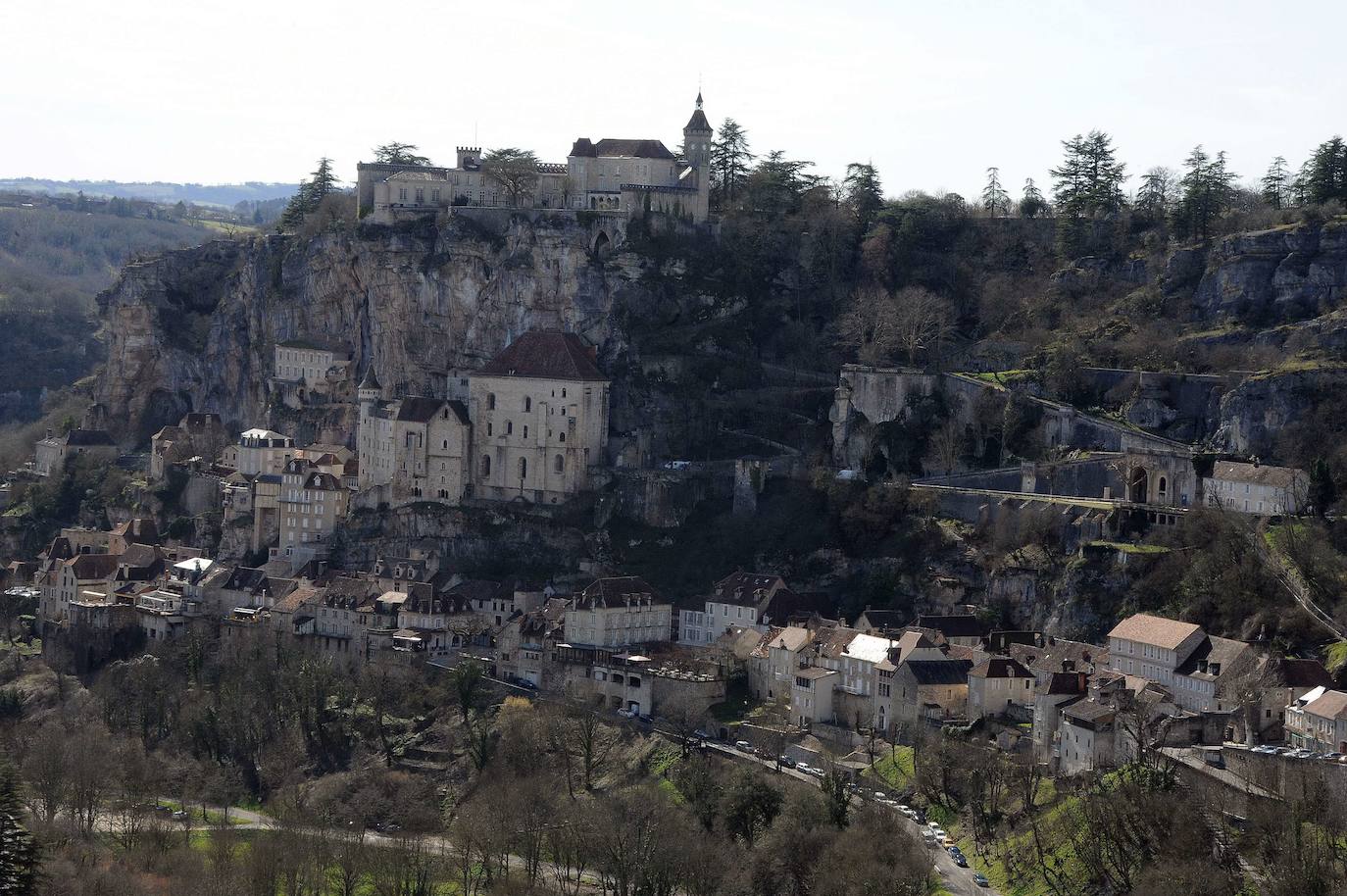 ROCAMADOUR (FRANCIA) | Es una localidad y comuna francesa situada en el departamento de Lot, en la región de Occitania. Se encuentra al este de la ciudad de Burdeos y al norte de la ciudad de Montauban. Forma parte de un valle abierto en la montaña calcárea del Causse por el río Alzou. Los edificios de Rocamadour crecen hacia arriba en el lado de un acantilado, a la derecha del río Alzou, que corre en este lugar entre paredes rocosas de hasta 120 metros de altura. Por varios niveles se accede desde la zona más baja de la ciudad hasta las iglesias, siguiendo un camino que pasa por edificios que se adentran en el acantilado.