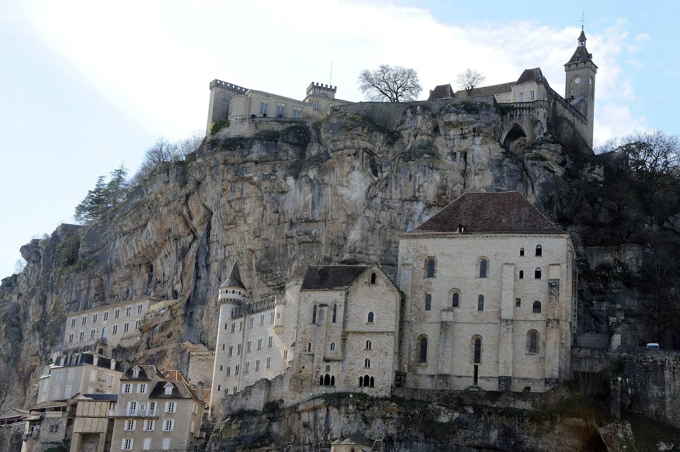 ROCAMADOUR (FRANCIA) | Es una localidad y comuna francesa situada en el departamento de Lot, en la región de Occitania. Se encuentra al este de la ciudad de Burdeos y al norte de la ciudad de Montauban. Forma parte de un valle abierto en la montaña calcárea del Causse por el río Alzou. Los edificios de Rocamadour crecen hacia arriba en el lado de un acantilado, a la derecha del río Alzou, que corre en este lugar entre paredes rocosas de hasta 120 metros de altura. Por varios niveles se accede desde la zona más baja de la ciudad hasta las iglesias, siguiendo un camino que pasa por edificios que se adentran en el acantilado.