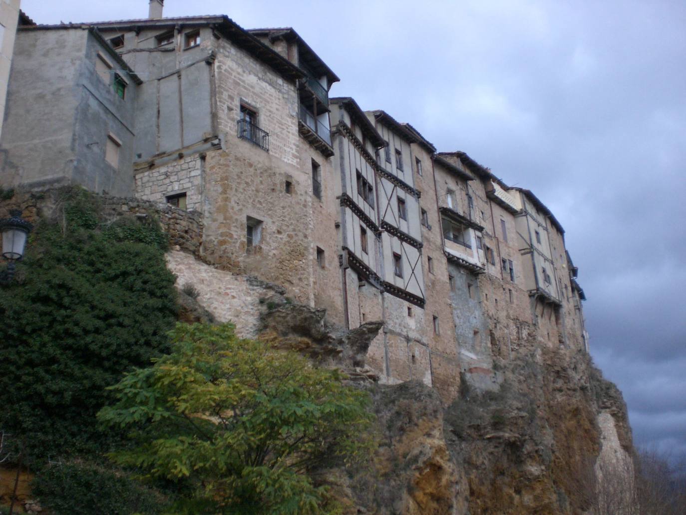 FRÍAS (BURGOS) | Los habitantes de este pueblo de origen medieval pueden contemplar el río Ebro desde el elevado cerro de La Muela, posición que hizo de Frías un punto estratégico de la geografía española durante la época romana y la época medieval. Este aspecto medieval está todavía presente gracias, sobre todo, al castillo de los Velasco, los restos del recinto amurallado o la Iglesia de San Vicente.