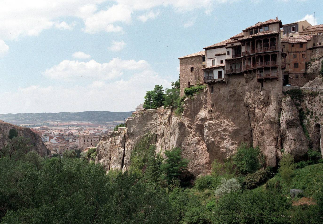 CUENCA (CASTILLA-LA MANCHA) | Encaramadas a la cornisa de la roca sobre la hoz del Huécar, las Casas Colgadas son símbolo indiscutible de Cuenca y verdaderas joyas de la arquitectura gótica popular. Realizadas en mampostería con sillares en las esquinas y asentadas en ménsulas, se asoman al río desde sus balcones voladizos de madera sobre el acantilado.