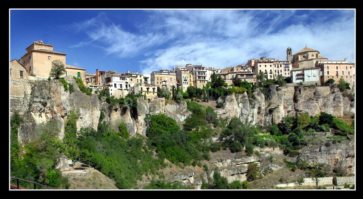 CUENCA (CASTILLA-LA MANCHA) | Encaramadas a la cornisa de la roca sobre la hoz del Huécar, las Casas Colgadas son símbolo indiscutible de Cuenca y verdaderas joyas de la arquitectura gótica popular. Realizadas en mampostería con sillares en las esquinas y asentadas en ménsulas, se asoman al río desde sus balcones voladizos de madera sobre el acantilado.