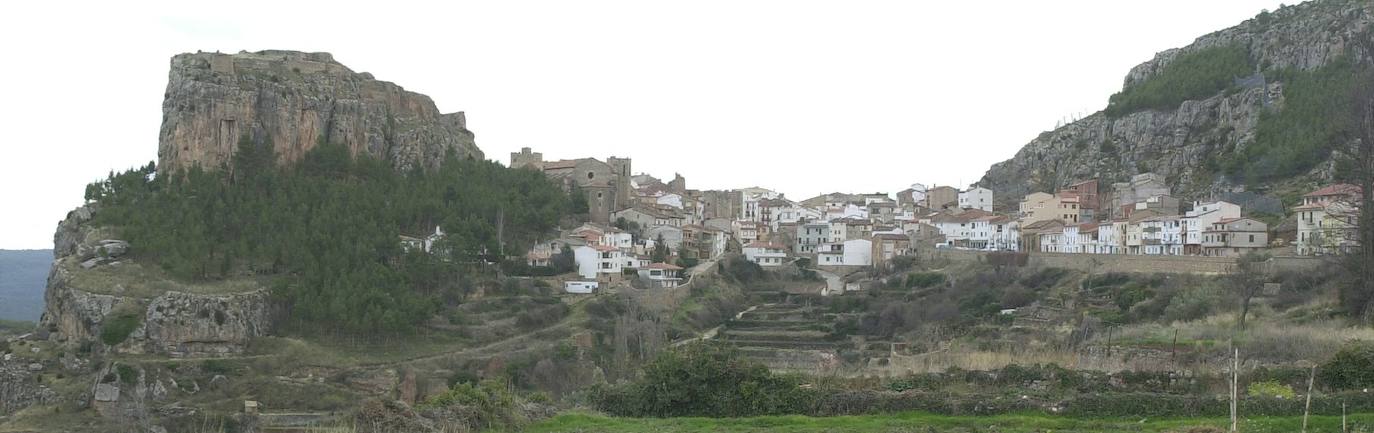 ALPUENTE (VALENCIA) | Perteneciente a la comarca de Los Serranos, este bello municipio destaca por sus abruptos y numerosos barrancos. Sus casas se alzan en las colinas formando varios niveles.