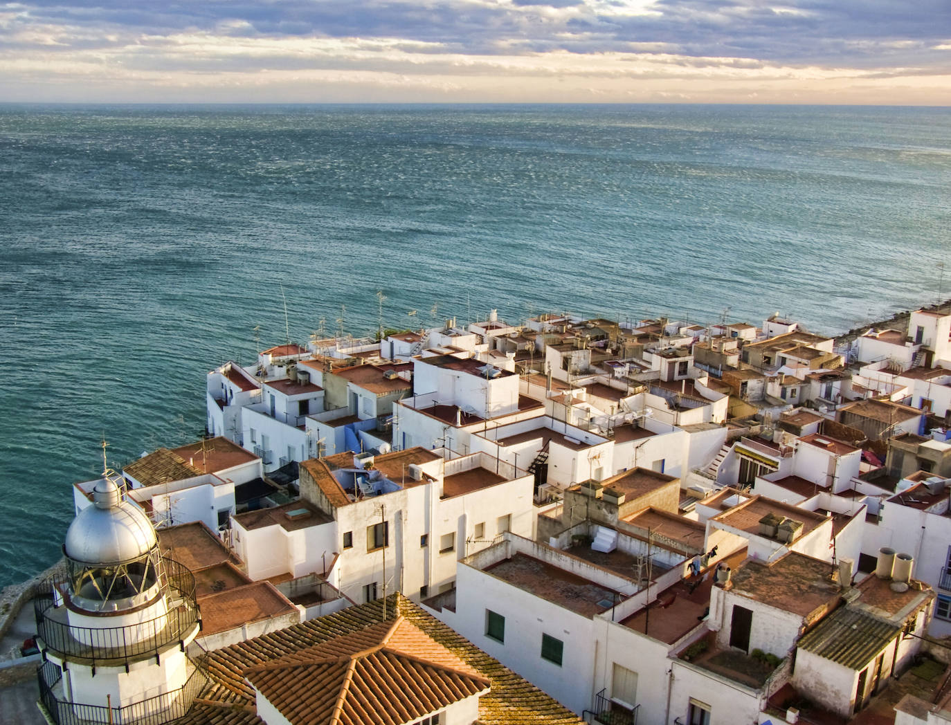 PEÑÍSCOLA (CASTELLÓN) | A lo largo de los siglos, los fenicios, griegos, romanos y musulmanes han dejado huella en la historia de esta ciudad medieval, construida sobre un peñón rocoso en el interior del mar. Su casco histórico es un laberinto de casas blancas, tiendas, galerías y restaurantes a la sombra del espectacular Castillo Templario.