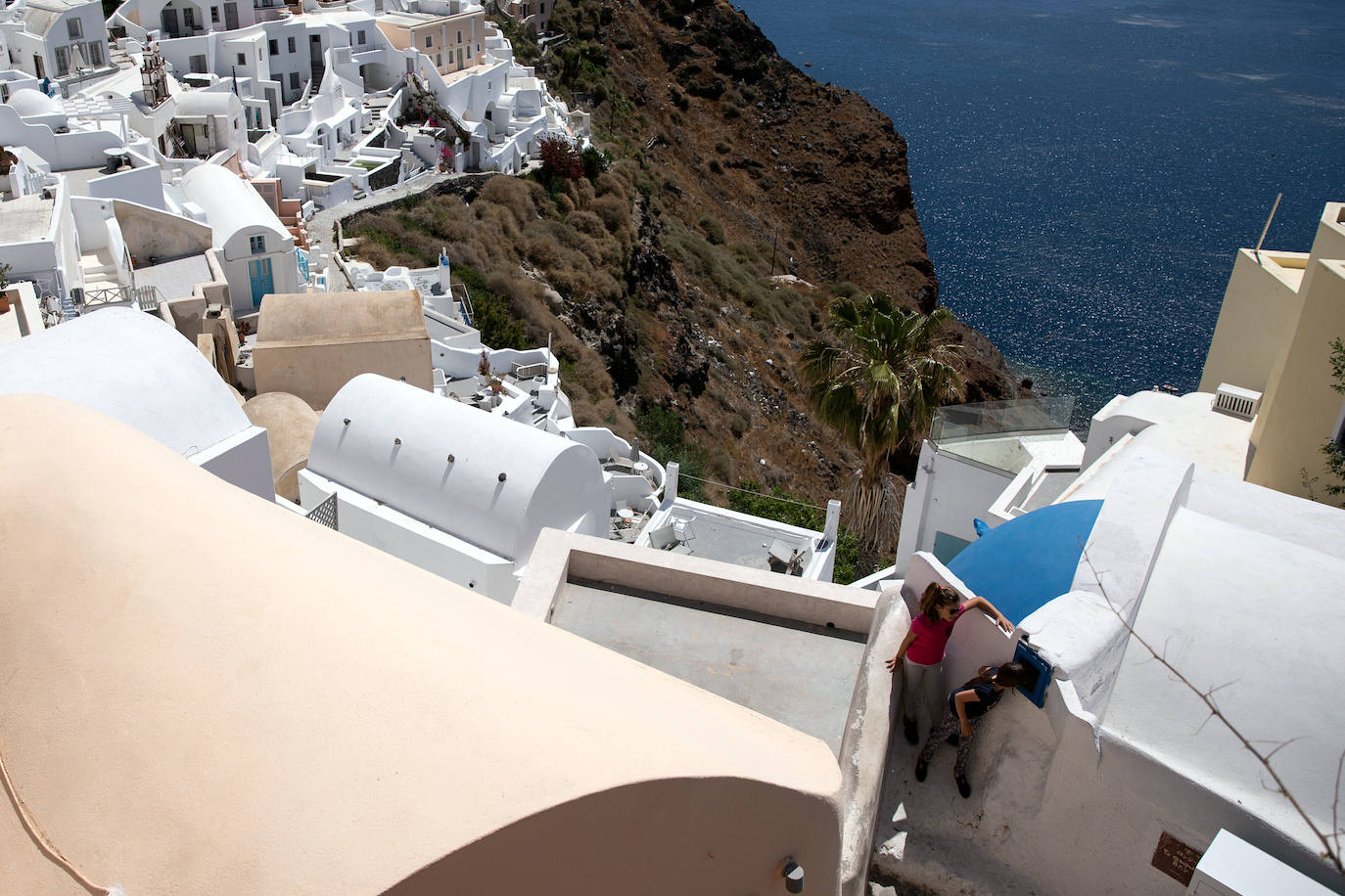 OIA (SANTORINI, GRECIA) | Tiene casas encaladas encastadas en unos acantilados escarpados y vistas a una enorme caldera llena de agua. Es, probablemente, el pueblo más hermoso y pintoresco de la isla.