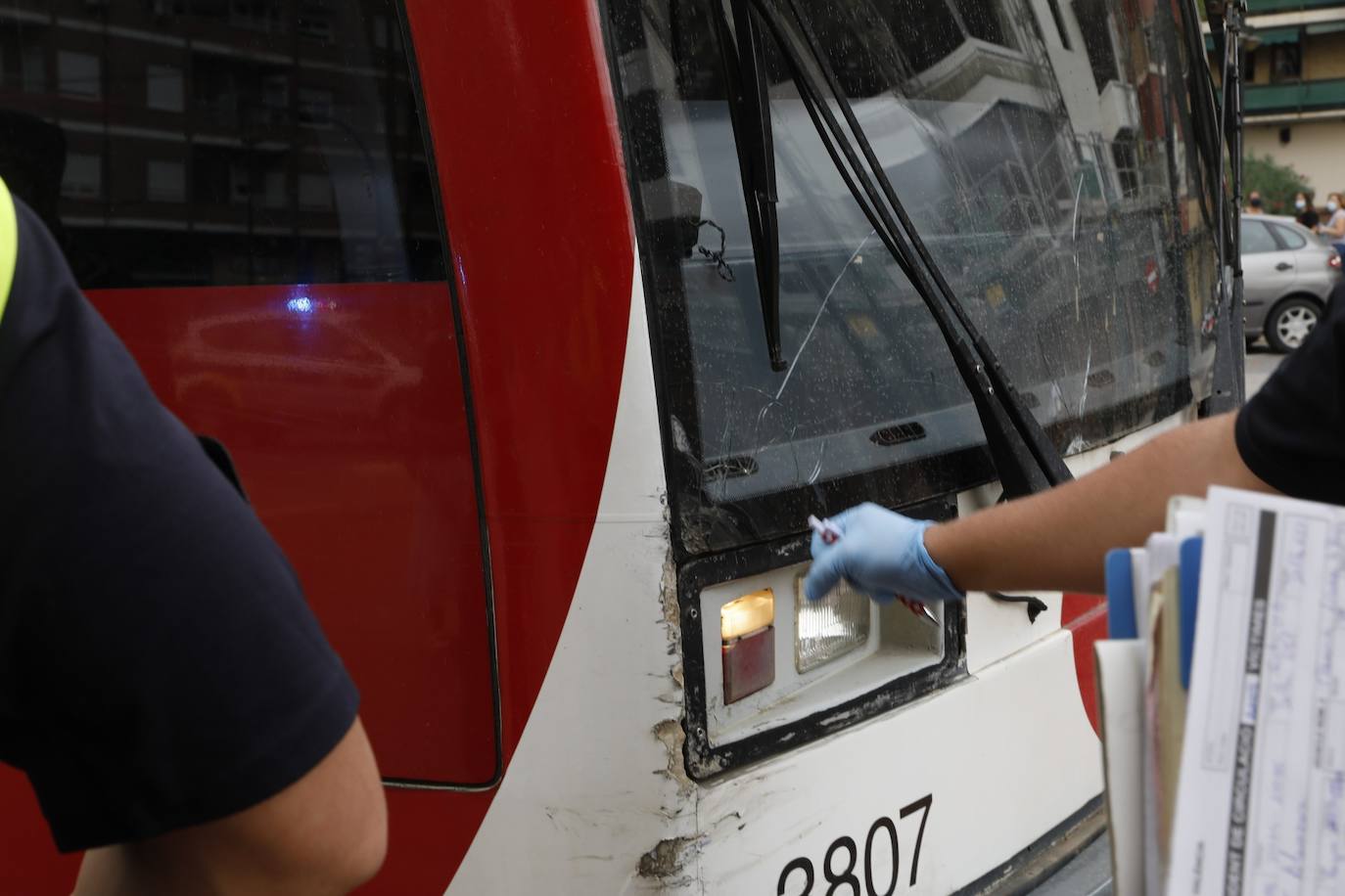 Un joven ha resultado herido este mediodía en un accidente de patinete al ser golpeado por un tranvía en la calle Almazora en la ciudad de Valencia.