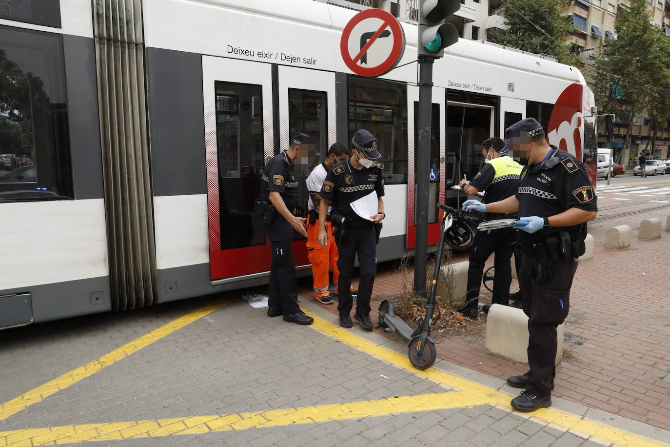 Un joven ha resultado herido este mediodía en un accidente de patinete al ser golpeado por un tranvía en la calle Almazora en la ciudad de Valencia.