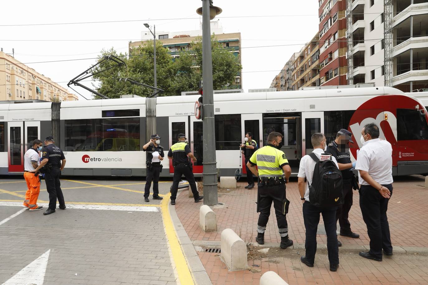 Un joven ha resultado herido este mediodía en un accidente de patinete al ser golpeado por un tranvía en la calle Almazora en la ciudad de Valencia.