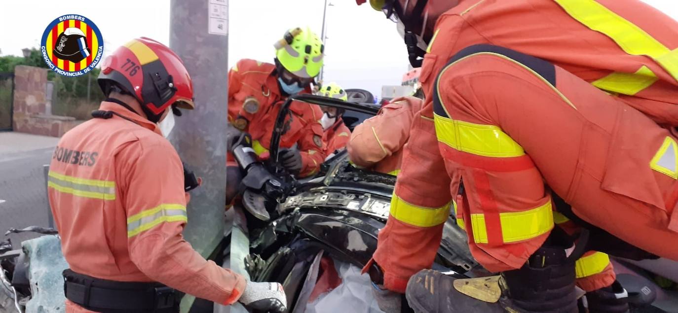 Un violento accidente entre dos coches ha dejado esta mañana a tres personas atrapadas en un vehículo. Los bomberos han acudido a la zona del suceso, en la CV-35, a la altura de San Antonio de Benágeber para rescatar a los heridos. 