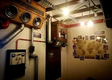 Imagen secundaria 1 - Arriba, exterior del Antiguo Almacén de Dientes. Abajo a la izquierda, interior del almacén. Abajo a la derecha, una cuentacuentos durante el recorrido al Almacén. 