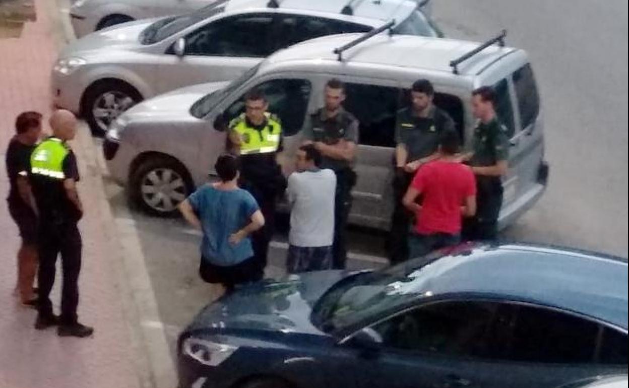 La víctima junto a los vecinos, guardias civiles y policías locales que le prestaron auxilio. 