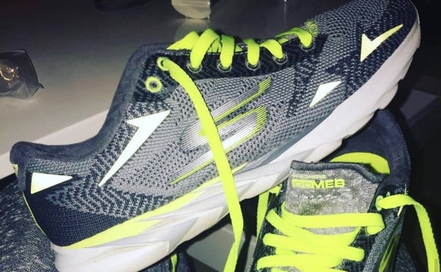 Zapatillas especiales para Sugoi con las que completó su primer maratón. 