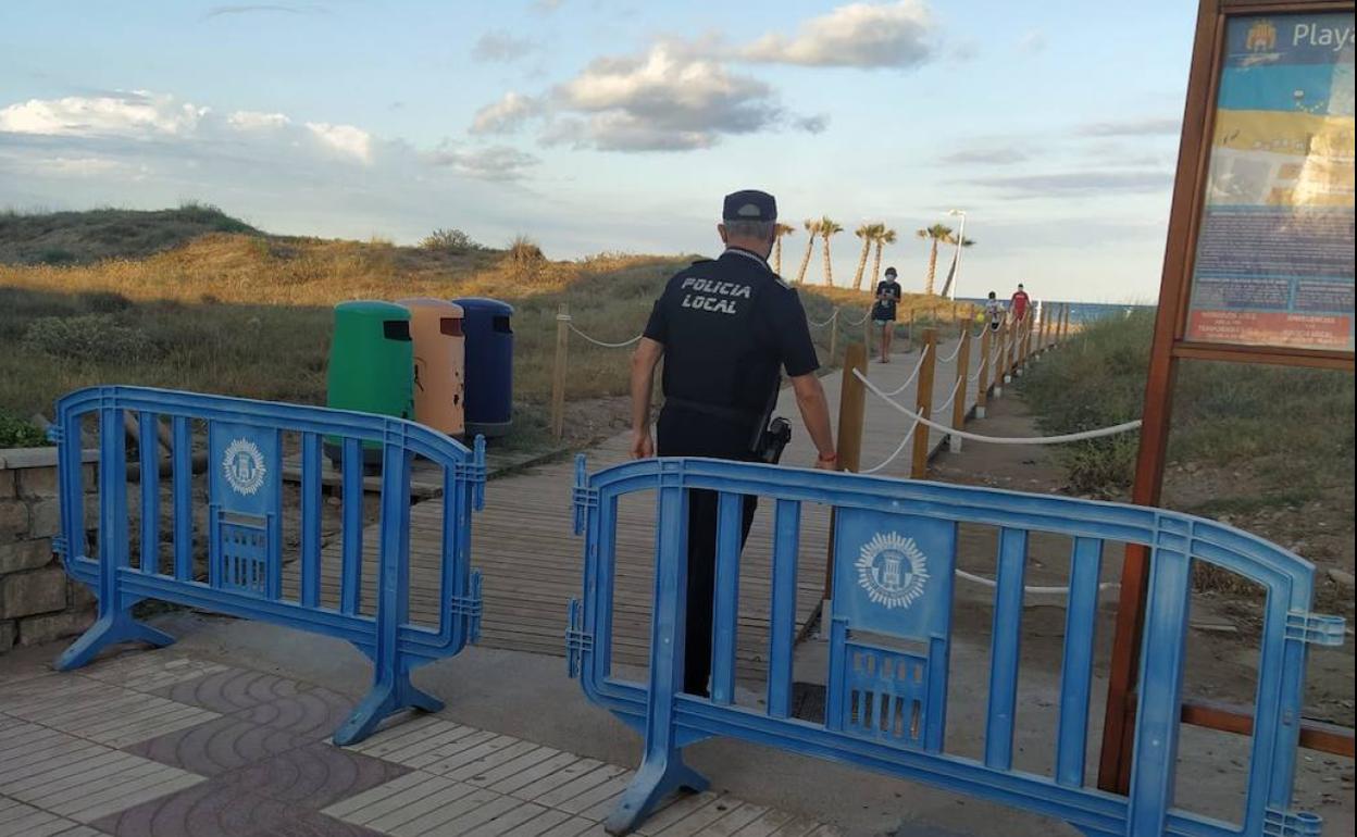 El cierre de la playa en Canet. 