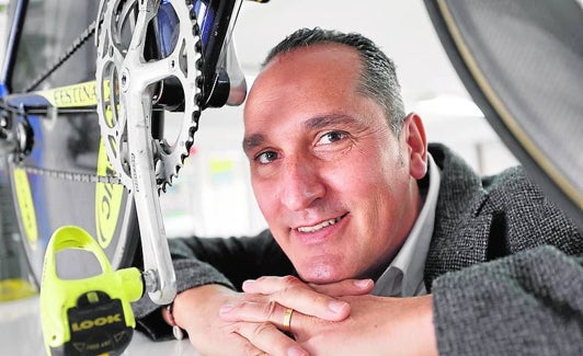 Ángel Casero, junto a la bicicleta con la que ganó la Vuelta. 