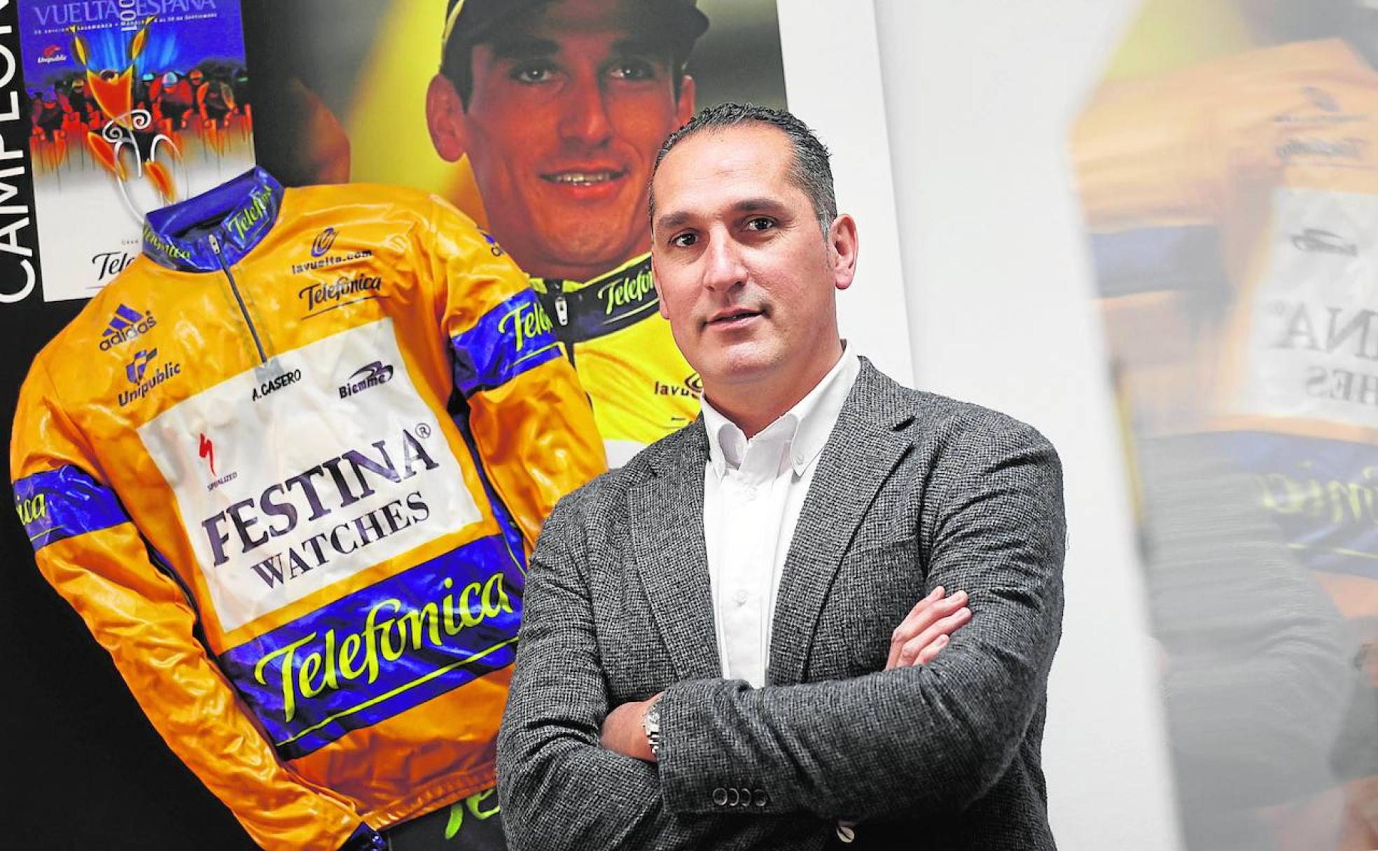 Casero, junto al maillot de líder de la Vuelta, que en 2001 se enfundó tras la última etapa, una crono por Madrid. 