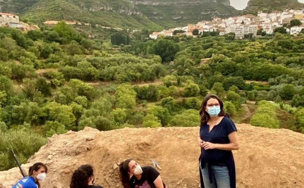 La vicepresidenta de la Generalitat, Mónica Oltra, ha visitado el campo de voluntariado de MIllares.