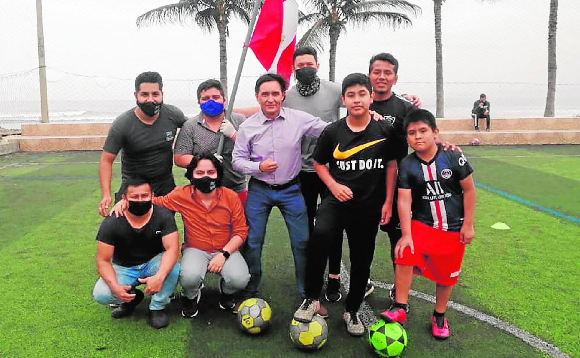 Ignacio de Andrés (en el centro), junto a los miembros de la nueva peña que se está organizando en Trujillo, Perú