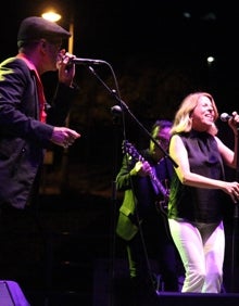 Imagen secundaria 2 - La actuación de la Banda de Juan Perro y las autoridades que asistieron al concierto de Sole Giiménez. 