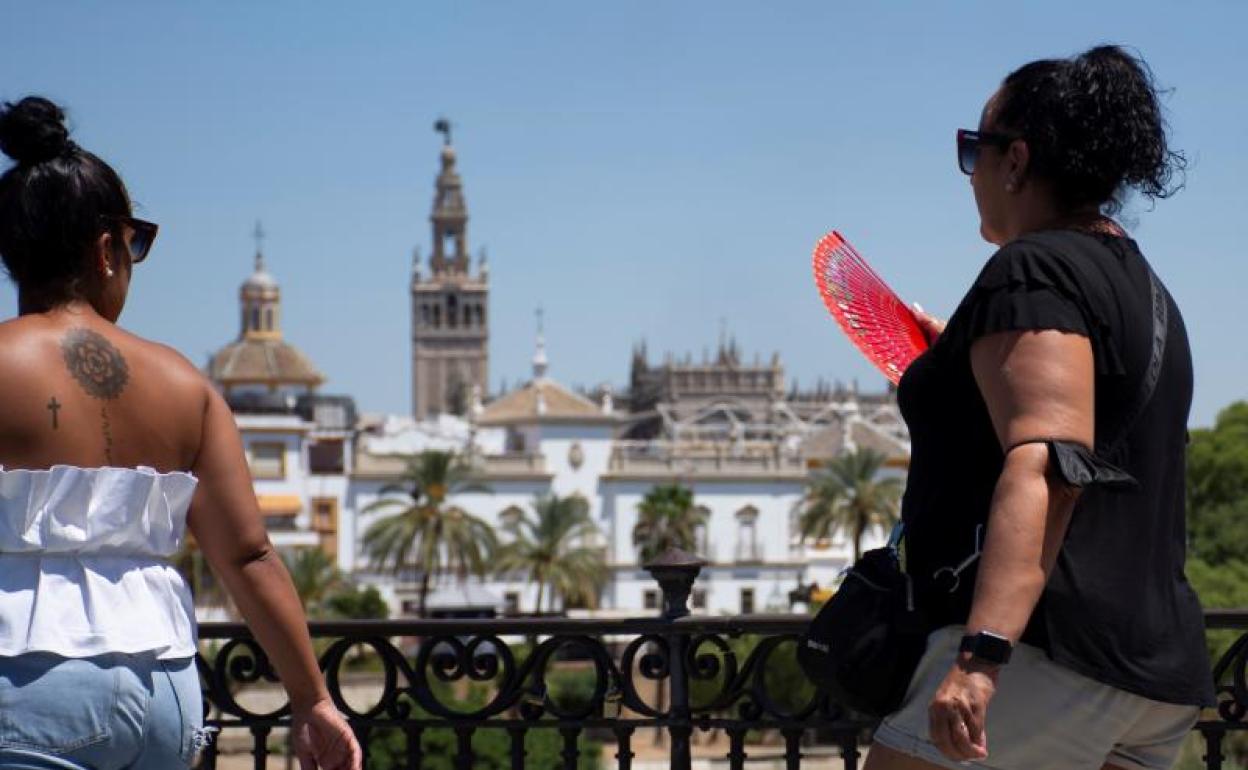 Una mujer se abanica en Sevilla. 